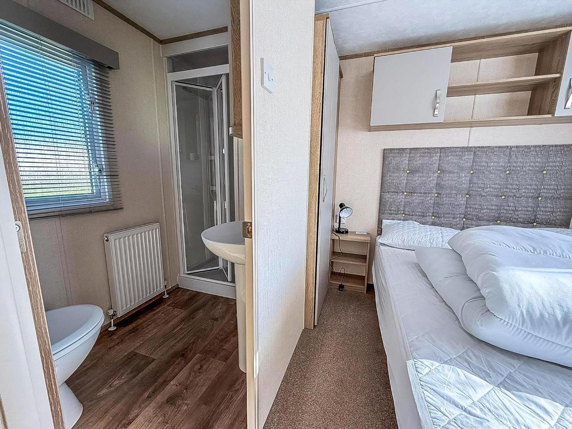 Lovely Caravan With Decking At Manor Park In Hunstanton Ref 23091T Exterior photo
